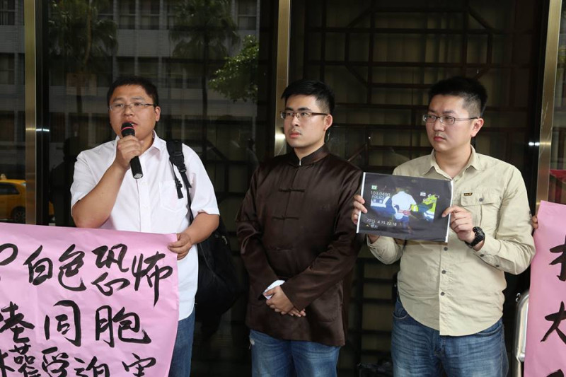 新黨青年軍王炳忠（中）今（16）天下午陪同1名中國籍郭姓男子（左）到台北地檢署外控訴信義分局包庇法輪功。圖：林雨佑/攝   