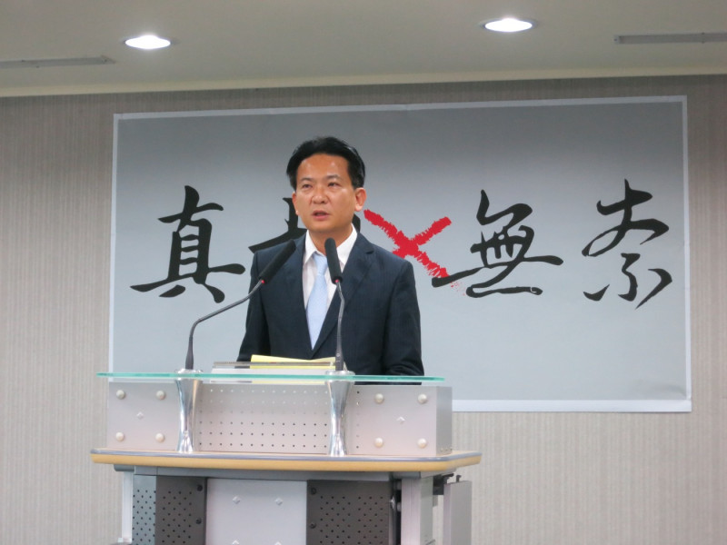 民進黨發言人林俊憲31日表示，洪仲丘案偵結，卻留下更多疑點。圖：林朝億/攝   