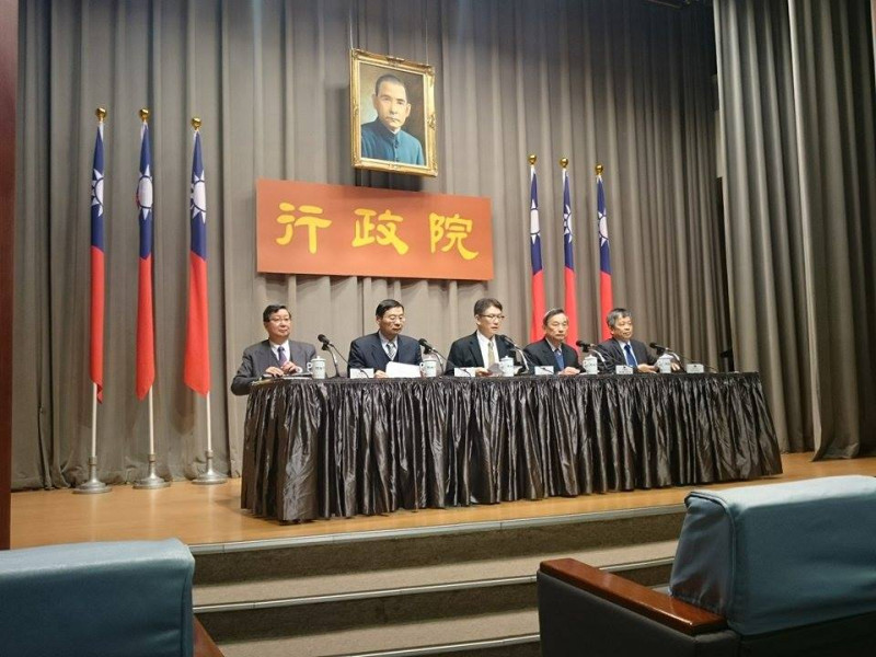 法務部次長陳明堂(右2)今(12)日表示，保外就醫的標準是全體受刑人一體適用，沒有只針對前總統陳水扁。圖：翁嫆琄/攝。   
