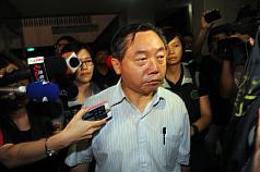 檢調單位偵辦雙子星開發弊案，6日傳喚台北巿財政局長邱大展到案說明，晚間從市調處移送台北地檢署複訊。圖：中央社。   