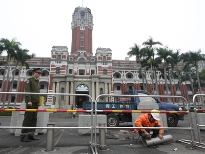 去年衝撞總統府的司機張德正依殺人未遂遭判刑，高院今(20)日首次開庭審理此案。圖：中央社資料照片   