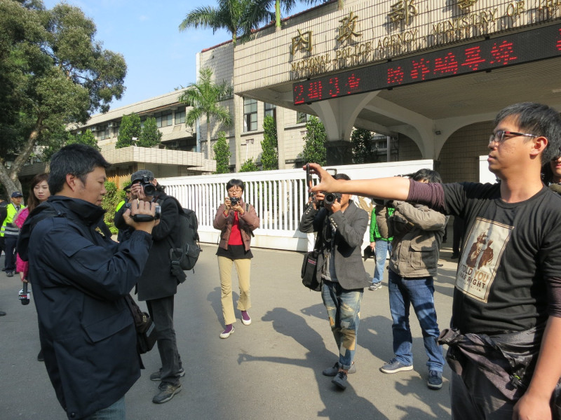 台權會24日在警政署前呼籲民眾對警察執行反蒐證。圖：林朝億/攝   