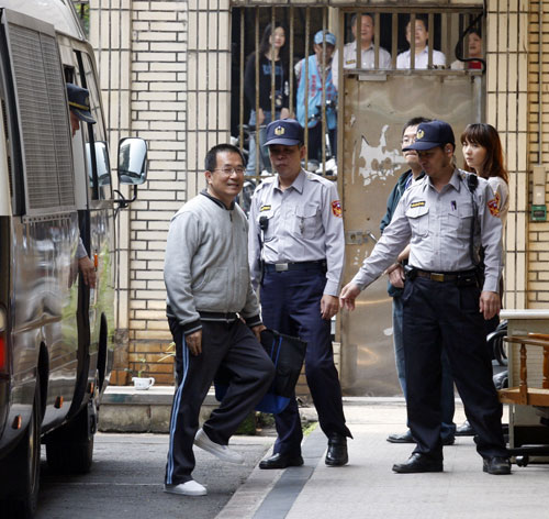 前總統陳水扁被控二次金改案，台灣高等法院今（13）日二審宣判，扁從一審無罪，被改以貪污罪判刑18年。圖片來源：中央社資料照片。   