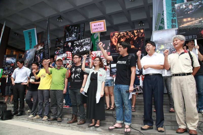 聲援自訴學生的團體30日下午2點在台北地院前召開記者會。圖3之1：林雨佑/攝   