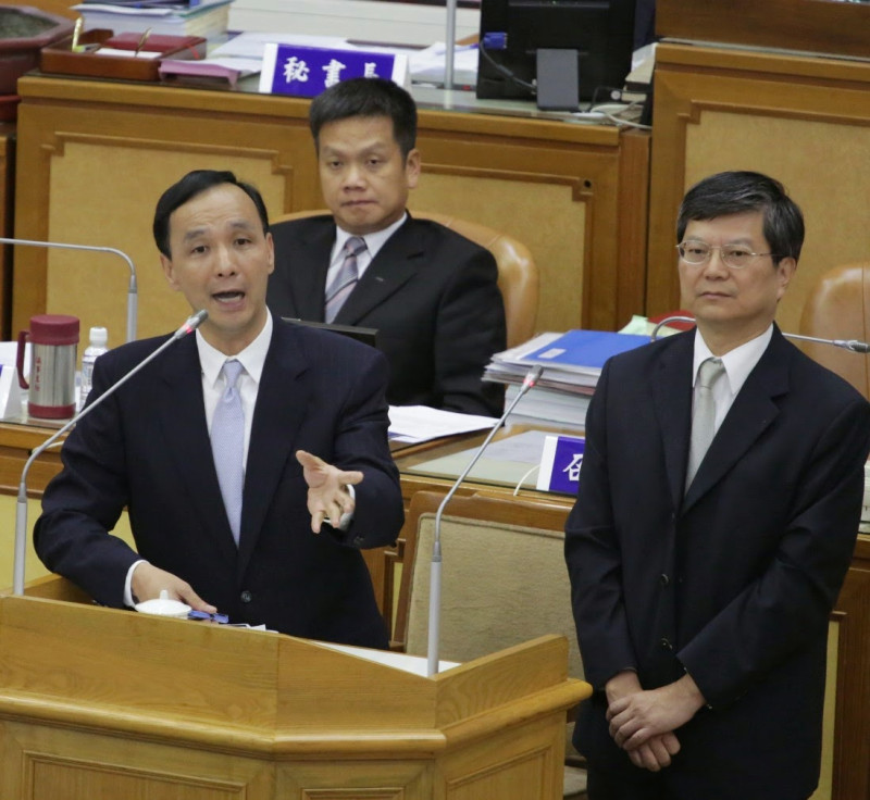 台北市前副市長許志堅(圖右)涉收賄，30日上午遭台北地院裁定收押禁見。圖：新頭殼資料照片   