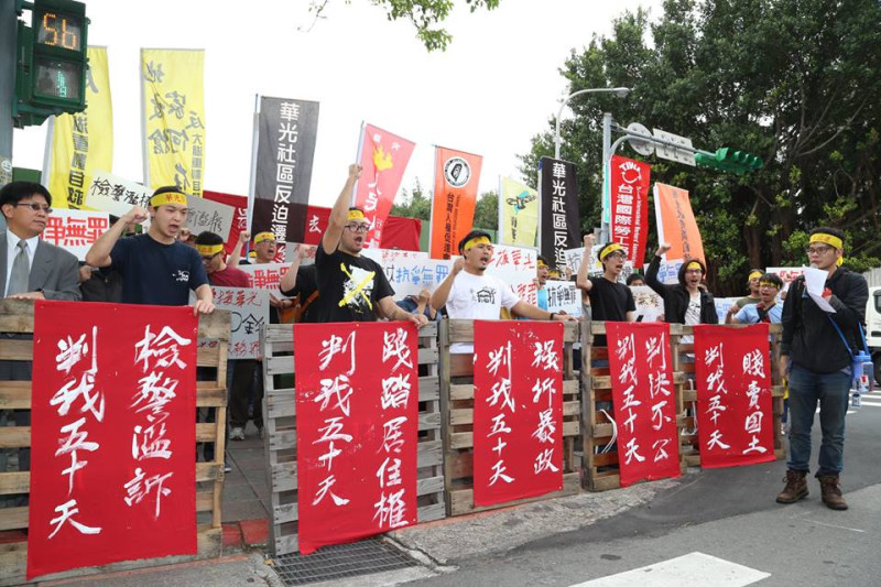聲援團體在華光社區舊址前高喊口號，表達堅決上訴的決心。圖：林雨佑/攝   