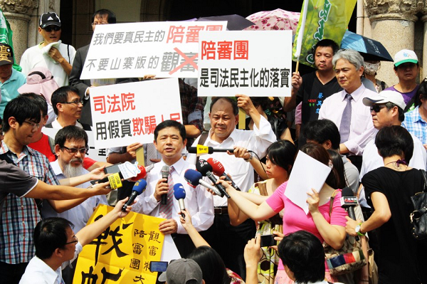 陪審團立法推動聯盟召集人律師鄭文龍表示，台灣雖然已經民主化，但是司法還是獨裁的，應以陪審團制推動司法改革的最後一哩路。圖片來源：翻攝自臉書   