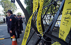 前總統陳水扁昨天入監台北監獄服刑，支持者3日在監獄外的拒馬上，綁上「阿扁加油」黃布條。圖片來源：中央社。   