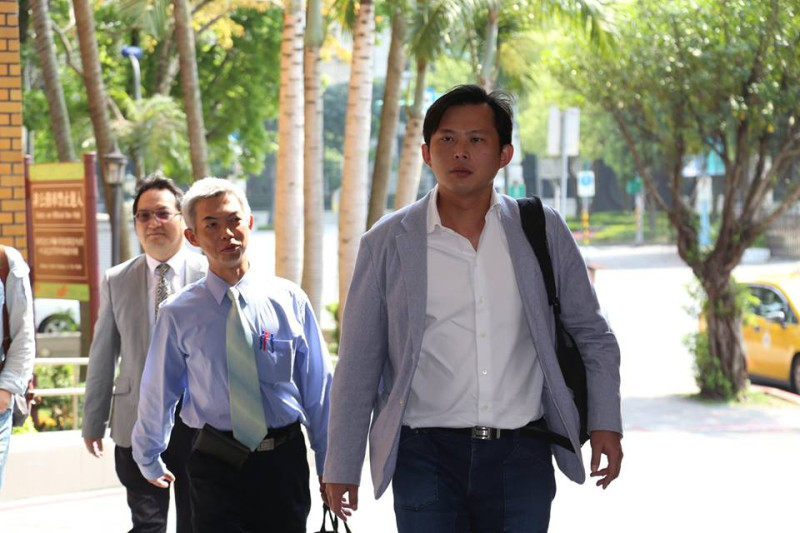 中研院法律所研究員、被告黃國昌16日下午出庭。圖：林雨佑/攝   