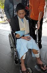 台北地方法院31日3度召開羈押庭，涉嫌開砂石車衝撞總統府的張德正（中）下午由家人陪同，不發一語的坐輪椅再回法院出庭。圖：中央社   