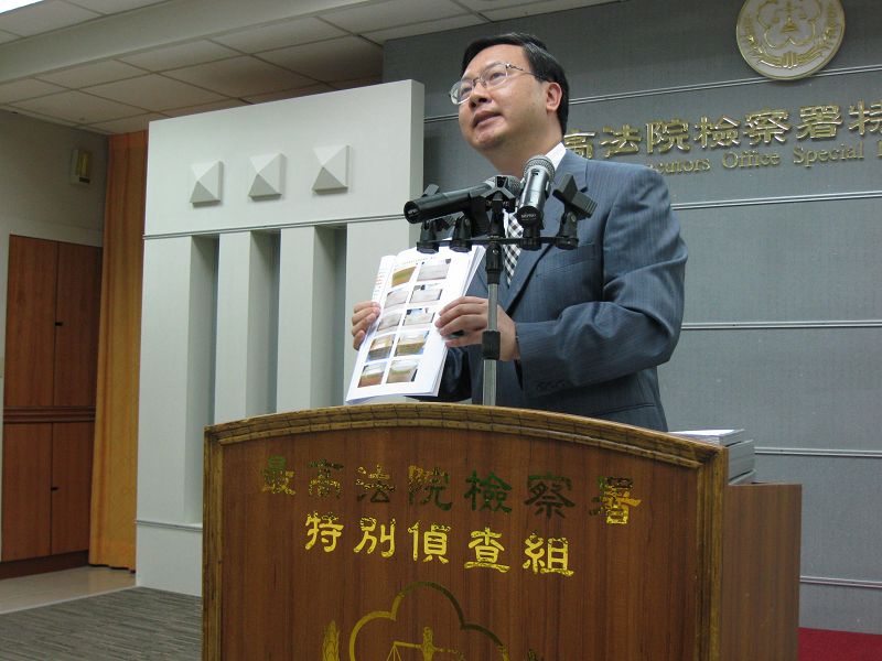 特偵組主任檢察官陳宏達今（21）日出示當年搜索扁辦所得的國家公文照片。圖：林朝億/攝   