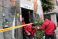 台中市消防局8日再派員前往發生大火的阿拉夜店勘查，以瞭解安全門及逃生梯設置是否合乎規定。圖片來源：中央社。   