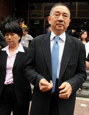 元大集團創辦人馬志玲（右）夫婦被控背信案，最高法院30日判決兩人各7年4月徒刑定讞。圖：中央社資料照片   