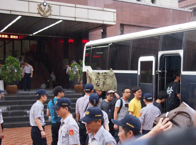 24日下午3時，22名成年人在警方的帶領下，搭車前往北檢，獨立記者林雨佑和苦勞網記者宋小海也在其中。圖:何星瑩/攝   