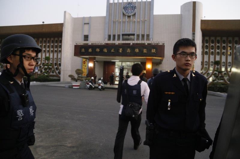 法務部長羅瑩雪今(12)日表示，囚犯是利用滅火器破壞3道門，才獲得槍枝及子彈。圖：中央社   