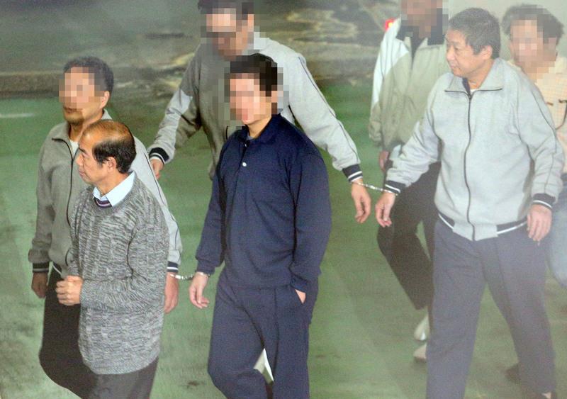中國解放軍上尉鎮小江被控吸收台籍退役飛官等人，被依違反國家安全法起訴。台北地院1日判處鎮小江（前右）4年徒刑。圖：中央社資料照片   
