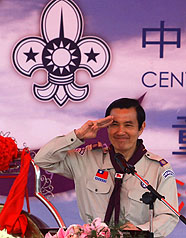 總統馬英九5日出席「中華民國建國100年暨中華民國童軍創始100年」-三五童軍節慶祝大會，穿著童軍制服現身。圖片來源：中央社。   