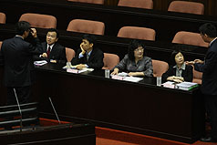 獲總統馬英九提名為大法官人選的湯德宗（坐者左起）、羅昌發、黃璽君、陳碧玉4人，9日在立法院全院委員會接受審查。圖片來源：中央社   