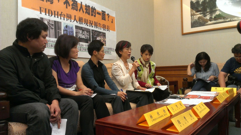 台灣人權促進會今(23)日公布由國際人權聯盟(FIDH)針對台灣人權現況進行調查的報告書「臺灣，不為人知的一面」。圖：周思宇/攝   