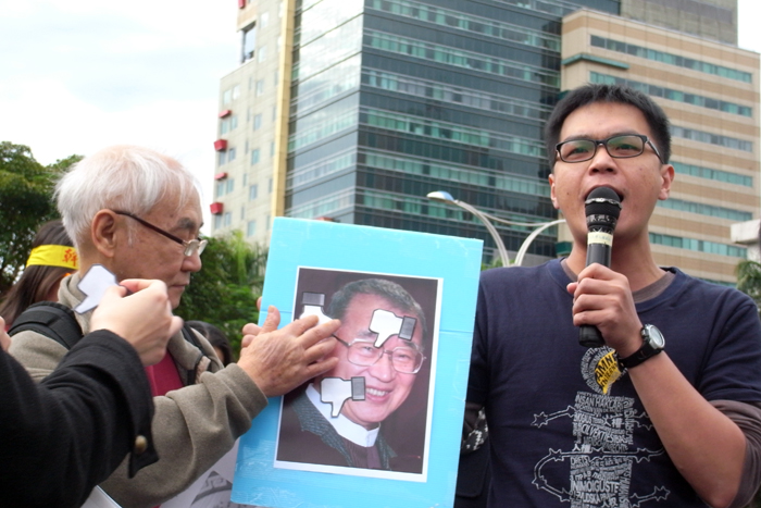 監察院長王建煊日前盛讚法務部槍決死囚之舉「應該按個讚」，此語引發民間團體不滿，兩公約施行監督聯盟等團體今（27）日前往監察院陳情，並在王建煊照片貼滿倒過來的讚。圖：楊宗興/攝   