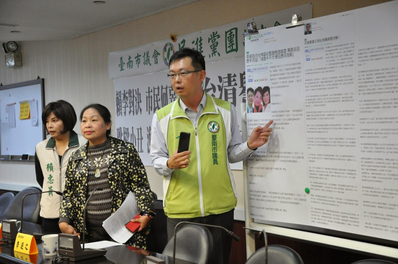 台南地檢署追查議長賄選案，民進黨提名參選議長卻落選的前議長賴美惠(中)涉及2起爭議案件。圖：新頭殼資料照片   