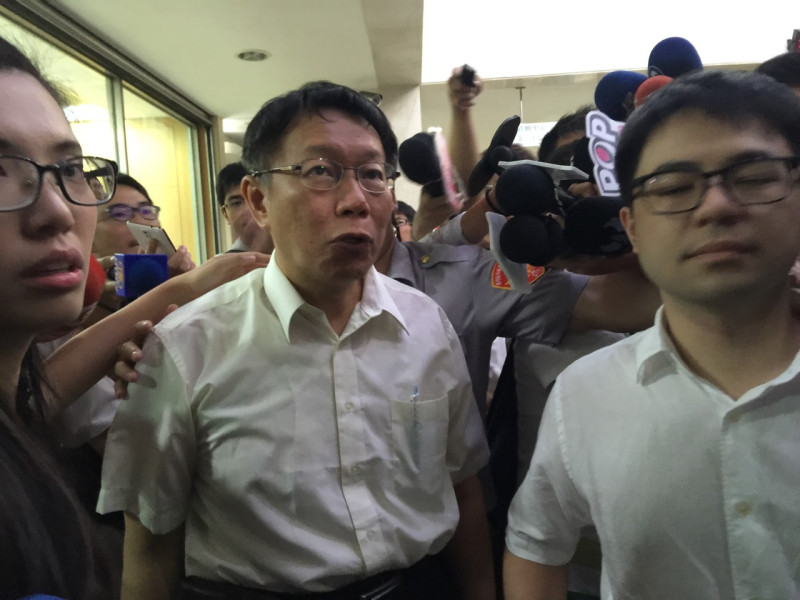 台北市長柯文哲28日下午因為MG149案前往台北地檢署開庭，他在庭訊2個多小時後步出法庭外，但面對媒體提問仍舊不發一語。圖：劉奕霆/攝   