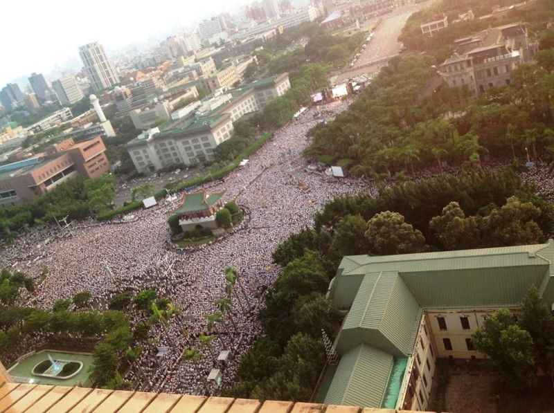 從高空拍攝現場畫面，可以看見從總統府前的凱道人潮，已經四溢到周邊地區，密密麻麻的人群，甚為壯觀。圖：民報臉書粉絲團提供   