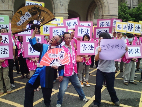 卡債受害人自就會演出行動劇，表示消債條例民間有，官方卻沒有的荒謬情境。圖片來源：符芳碩/攝   