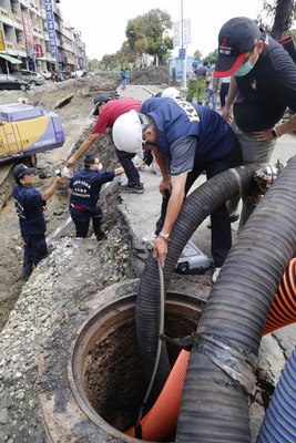 高雄氣爆死傷慘重，高雄地檢署4日邀集相關單位人員到二聖、凱旋路氣爆現場涵洞勘驗。圖為高雄環保局派員在涵洞上方風口處檢測是否殘存丙烯。圖：中央社   