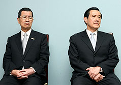 大法官被提名人臨陣換將，總統馬英九（右）與副總統蕭萬長（左），1日親自出面向社會大眾說明並致歉。圖片來源：中央社   