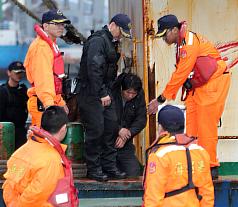 基隆海巡隊員遭中國漁船帶走，海巡船艦16日上午將大陸漁船與船長、船工帶回基隆海巡隊調查。圖:中央社   