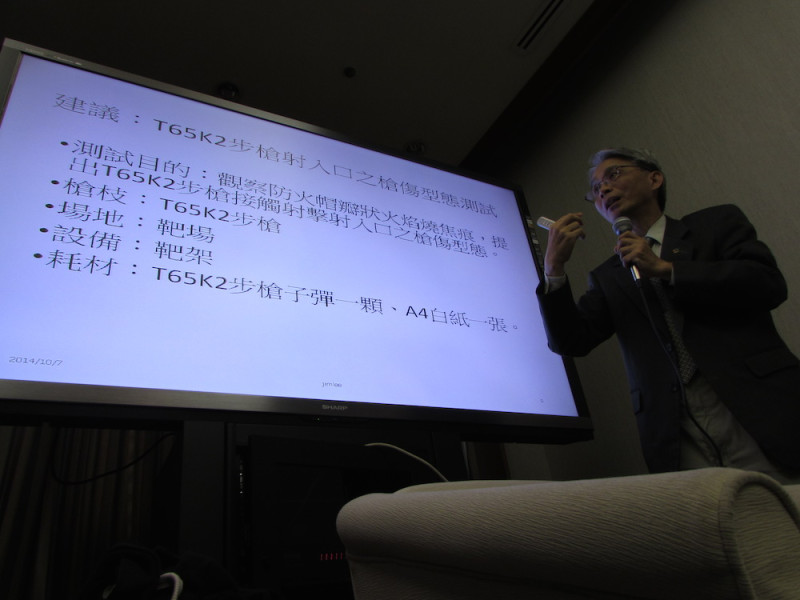 民進黨立委許智傑今(7)日陪同蔡媽媽召開記者會，要求國防部先針對T65步槍進行射入口的槍傷形態測試。圖：邱珮文/攝   