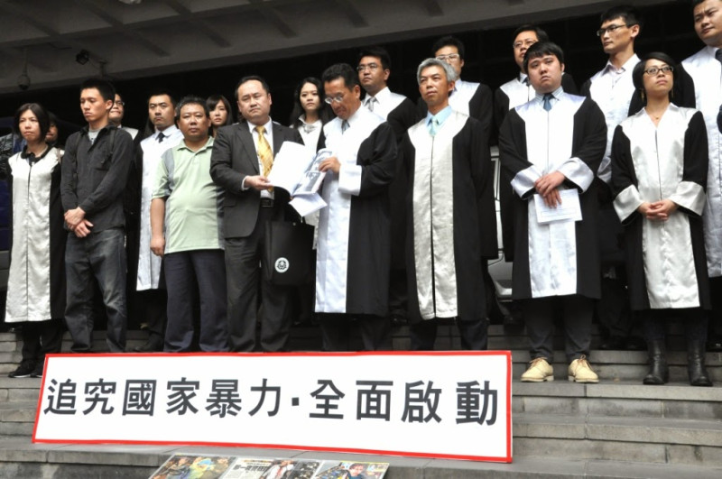 圖為324政院事件流血衝突後，學生、民眾與義務律師團一同在台北地院前開記者會，向法官提出保全證據聲請。圖：新頭殼資料照片   