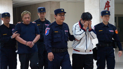 針對高鐵炸彈一案，新北地方法院今天判處律師胡宗賢22年徒刑。圖為刑事局去年4月16日將胡宗賢及朱亞東自中國押解返台。圖：中央社   