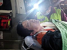 台北地方法院30日晚間駁回聲押，裁定開砂石車衝撞總統府的男子張德正責付，張德正（前）搭救護車離開台北地方法院。圖：中央社   