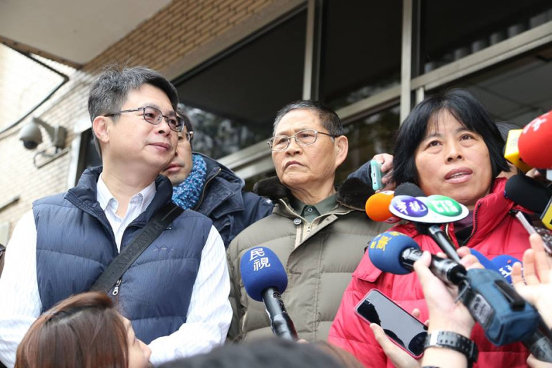 陸軍下士洪仲丘遭虐死案，台灣高等法院今（9）日進行二審宣判，洪媽媽(最右)對宣判結果表示感謝外界關心。圖：林雨佑/攝   