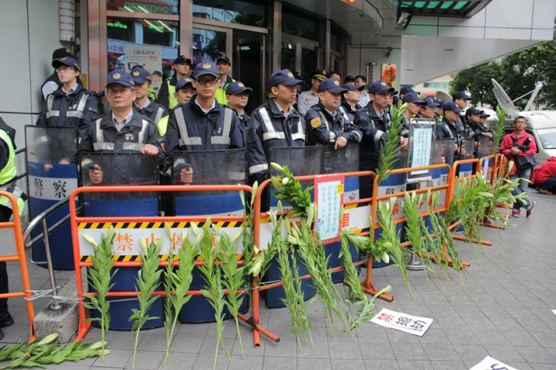 主辦單位呼籲警方「依法行政」，要民眾送花給警察。圖3之3：林雨佑/攝   