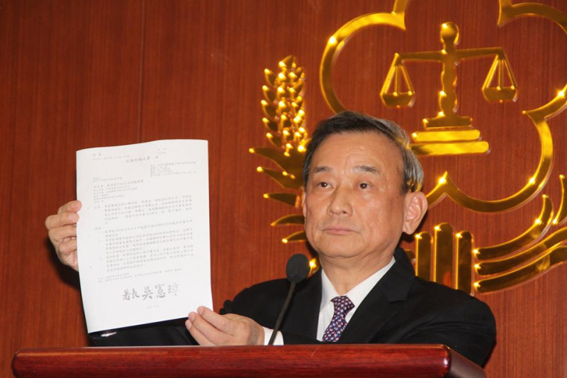 法務部次長陳明堂5日於記者會中拿出法務部函給台中地檢署的公文。圖：林雨佑/攝   