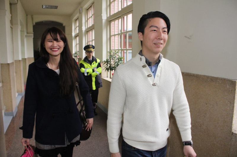 2014年太陽花學運，當時賴品妤（左）和吳崢（右）從立法院請願接待室走到中山南路門口途中，有警察隨後緊緊跟著。   圖：林雨佑/攝(資料照片)