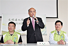 法務部決定函送日前將部長室木門踹破的民進黨立委邱議瑩。民進黨主席蘇貞昌（中）21日在台中表示，法務部的作法是要往激烈衝突方向走，他感到很遺憾。圖片來源：中央社   