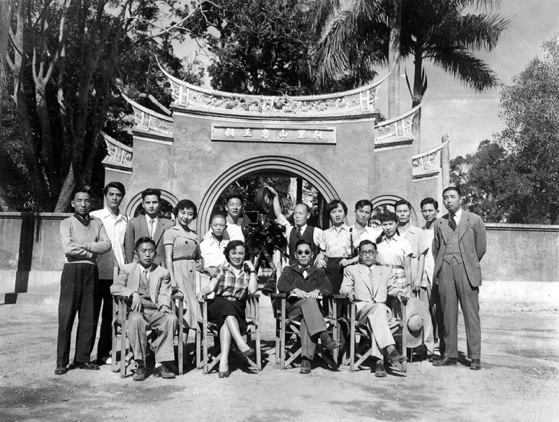 1956年白克與劇組人員於嘉義吳鳳廟拍攝《黃帝子孫》。圖片來源：電影資料館提供   