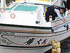 遭菲律賓公務船以機關槍攻擊的屏東琉球籍漁船「廣大興28號」，11日清晨被拖返小琉球。紅圈處即為彈孔位置。圖：中央社資料照片。   