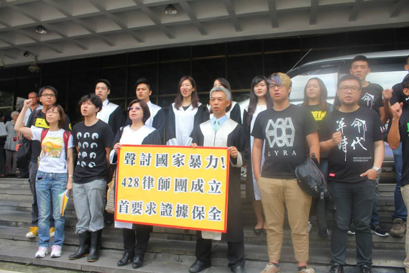 428參與者、環團代表和多位辯護律師團代表今（6）早到台北地方法院召開記者會，痛斥國家暴力驅離和平理性表達意見的民眾，並聲請法院保全警方蒐證影帶。圖2之2：林雨佑/攝   
