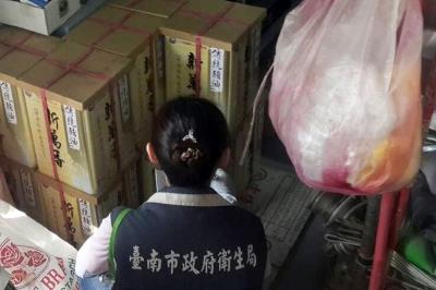 台南市衛生局人員清查北海油脂下游廠商。圖：台南市衛生局提供   