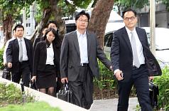 台灣高等法院26日就國民黨提起的抗告案開庭，王金平委任律師許英傑（右）與律師團進入高院。圖：中央社。   