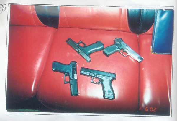 警方所拍攝現場查獲的4把槍枝，但卻都排列整齊放在沙發上，遭民間團體質疑照片已經不是第一現場的狀況。圖片來源：廢除死刑推動聯盟提供   