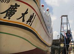 菲律賓調查團29日上午到屏東縣東港鎮勘驗廣大興28號漁船。圖片來源：中央社   
