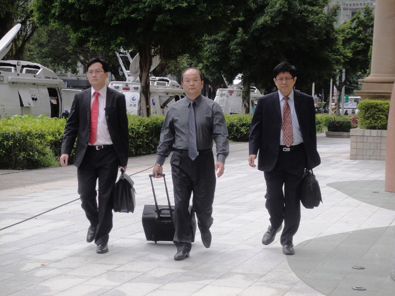 台灣高等法院今（26）天下午2點開庭審理國民黨對立法院長王金平假處分的抗告案，國民黨委任的3人律師團提早10分鐘到場。圖2-1：王立柔/攝   