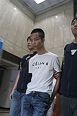 檢警偵辦殺警案，今天逮捕涉案22歲易寶宏，北檢晚間複訊後，將他聲請羈押。法院收案後，將召開羈押庭。 (圖：中央社)   
