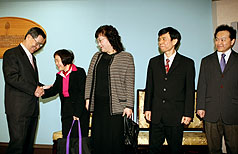 副總統蕭萬長（左）31日在總統府舉行記者會向外界介紹大法官被提名人湯德宗（右起）、羅昌發、黃璽君和陳碧玉。圖片來源：中央社   